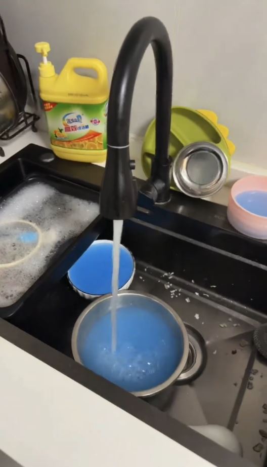 貴州有屋苑食水近1年出藍水引起居民恐慌。抖音＠我不吃！謝謝！