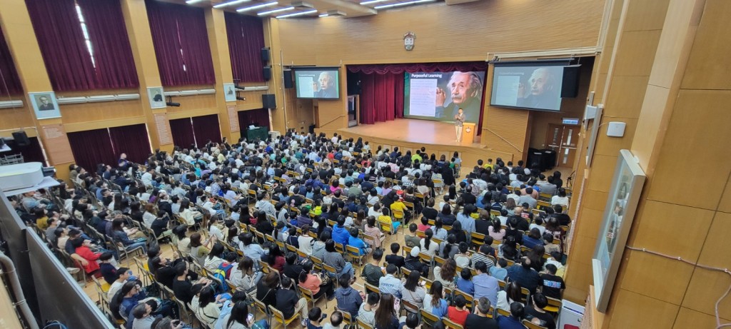 英華書院舉行中一簡介會,吸引逾1500名家長出席。校方提供 英華書院舉行中一簡介會,吸引逾1500名家長出席。校方提供