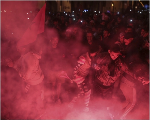 期间有球迷失控。AP