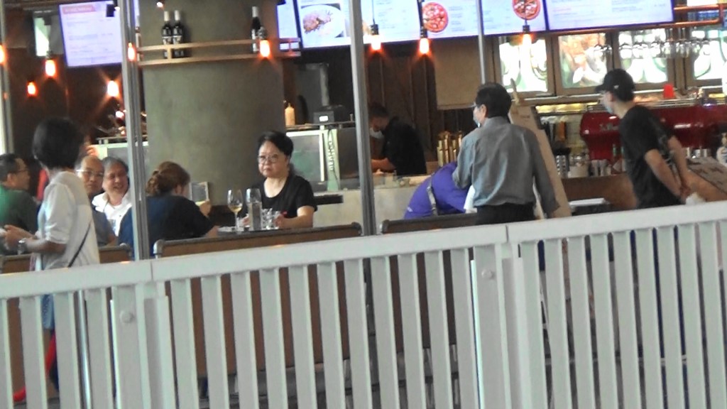 John哥準備回家時巧遇陳嘉上．即叫囝囝上前打招呼。