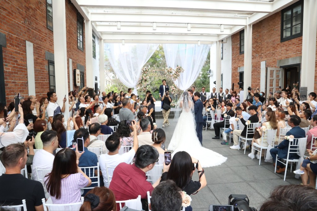 阿七吴嘉仪与Leo在现场过百名的亲友及律师见证下进行结婚签纸仪式。