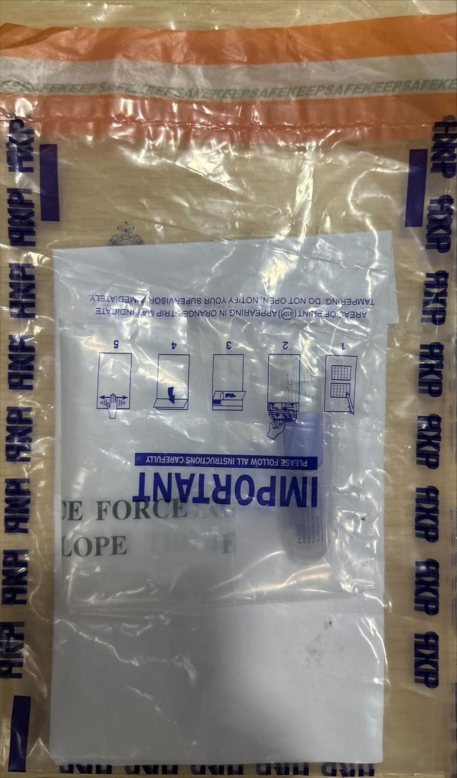人員在車內檢獲兩盒及兩包懷疑大麻餅、一枝懷疑含有依托咪酯的容器及四包懷疑大麻花。警方圖片