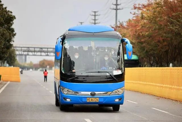 大巴車陸續抵達，「點對點」送來了河南新鄉、駐馬店、信陽、漯河等地的新員工。