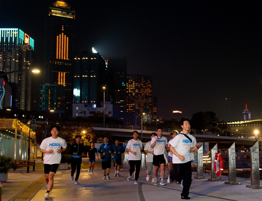 參加者沿海濱夜跑，感受都市脈搏。旅發局提供