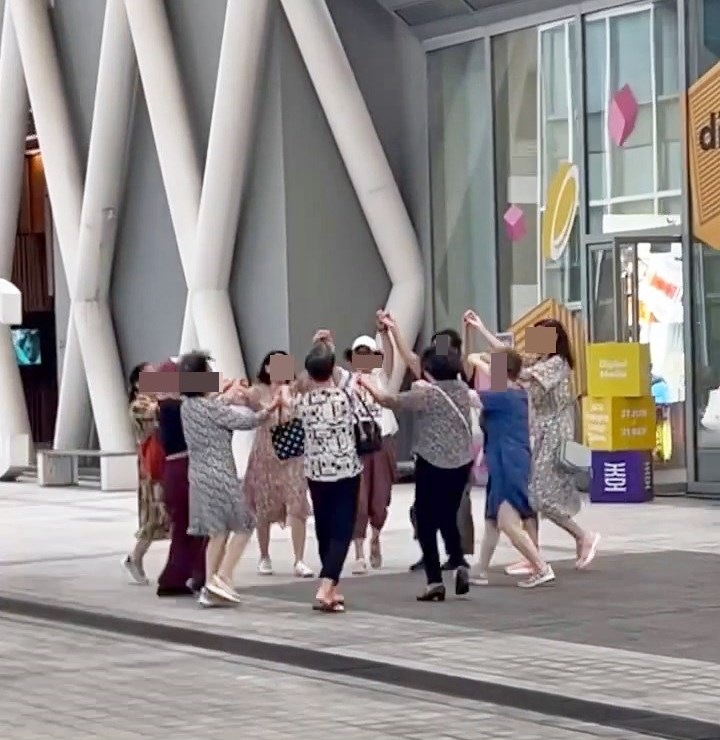 短片長約5秒，見到10名笑容滿面的女子聚 在學院外的空地，手拉手圍成一圈在跳舞 ，跳得興起之餘還由大圈變細圈，舉高手 形成核心，周而復始。Threads截圖