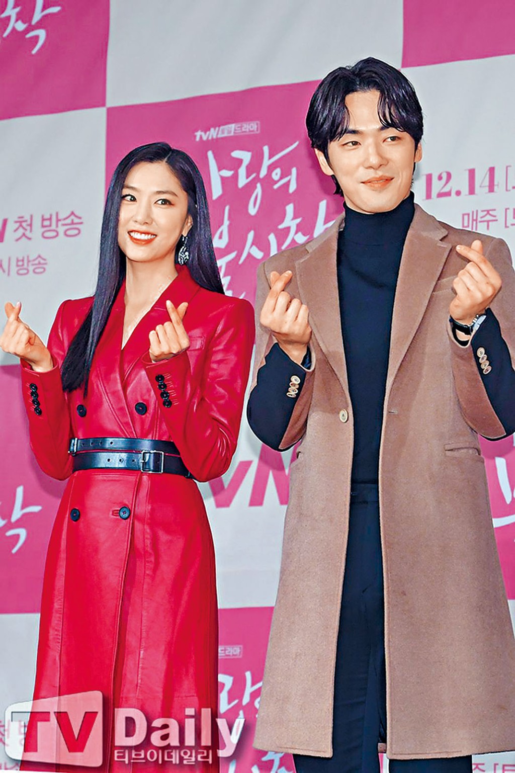 《愛的逼降》男女配角金正賢與徐智慧昨日爆出戀情，但二人死口唔認。