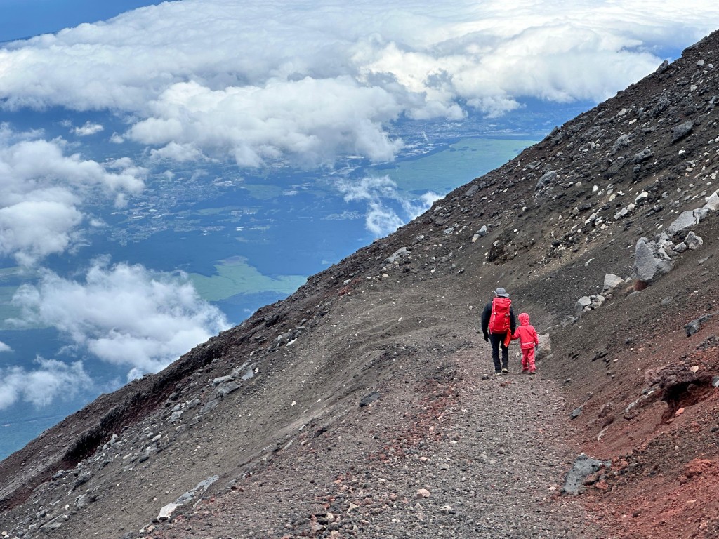 富士山越高越發寒冷，山頂氣溫可低至零度以下。​ (受訪者提供)