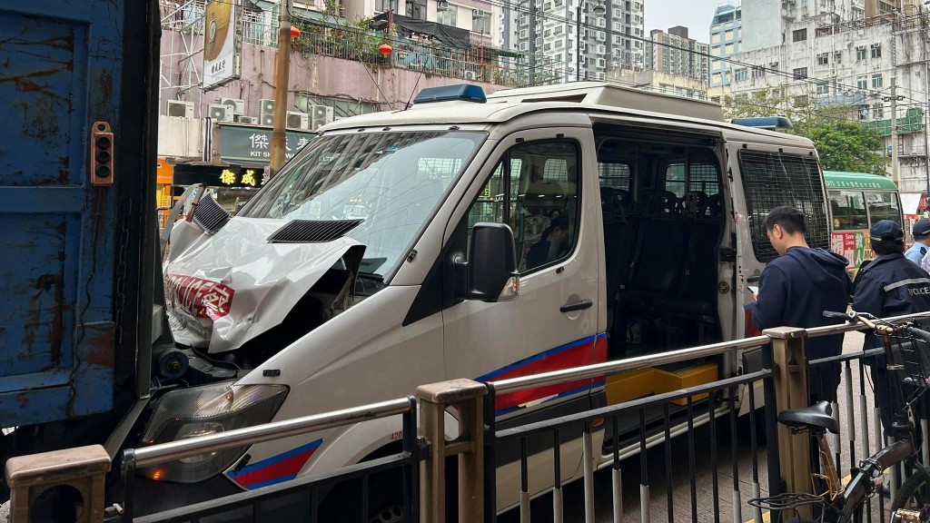 元朗大馬路警車貨車相撞 幸無人傷。FB：香港交通及突發事故報料區
