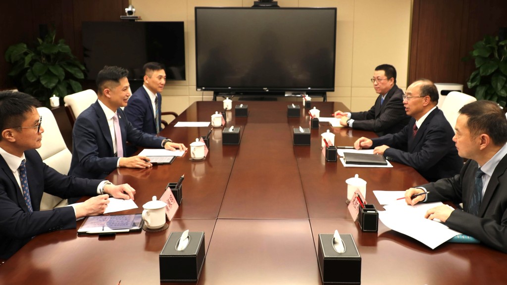 消防處處長楊恩健(左二)向應急管理部副部長徐加愛(右二)闡述香港消防及救護服務的工作情況,以及消防處未來的發展計劃。