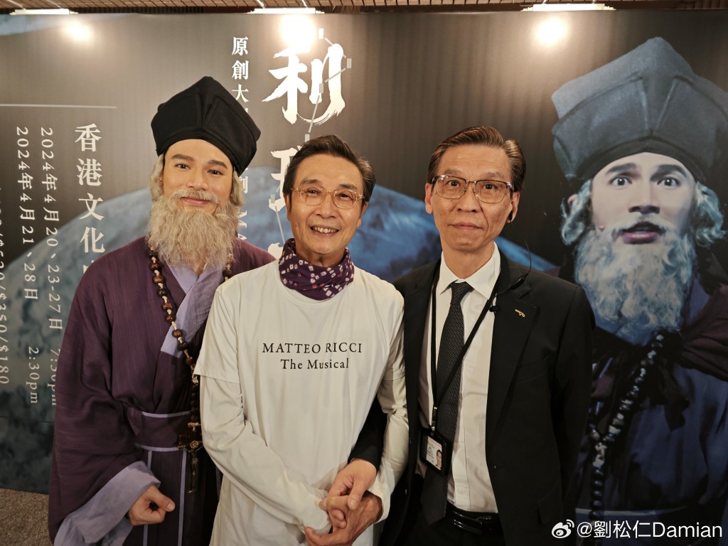 刘松仁与主演的王梓轩（左）合照。