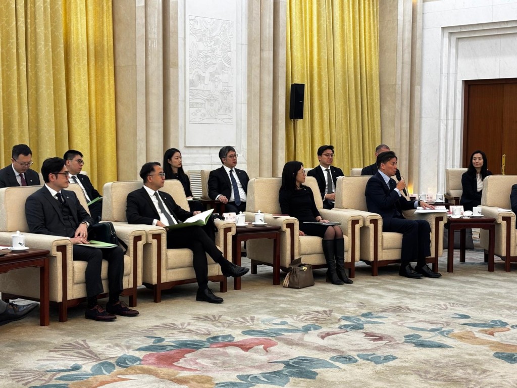 副主席、資深大律師許紹鼎（前排右一）在與全國人大常委會基本法委員會主任、全國人大常委會法工委主任沈春耀會面時發言。