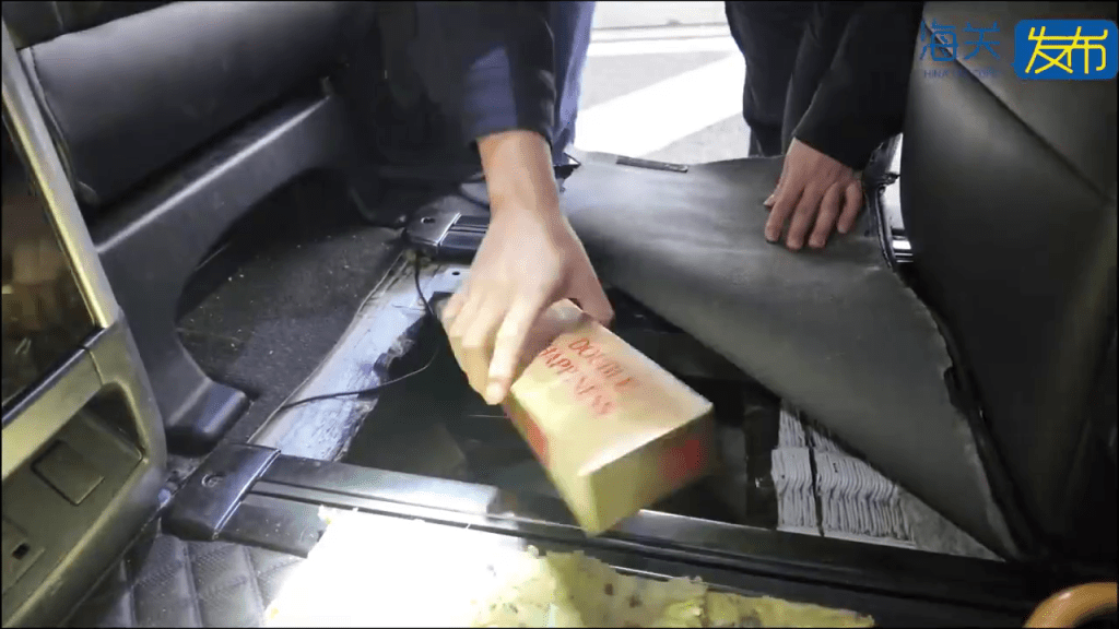 海关人员在车底暗格发现“私烟”。