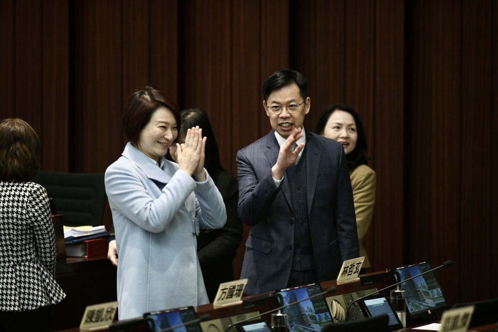 第八屆立法會主席選舉今日（8日）舉行，立法會早上9時半為兩名候選人，即民建聯李慧琼及金融界陳振英，舉行特別論壇，時長兩小時。