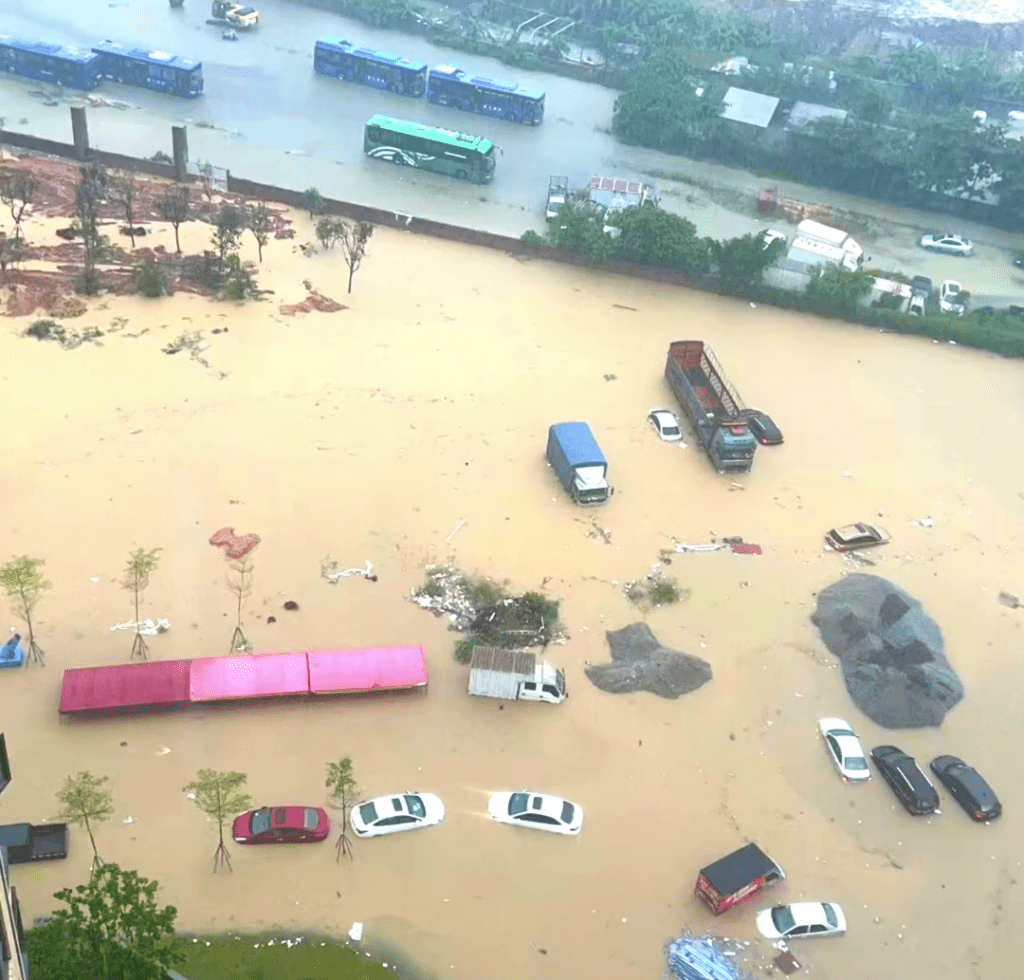 台风三巴登陆广东湛江，水浸严重，大量汽车被水浸。