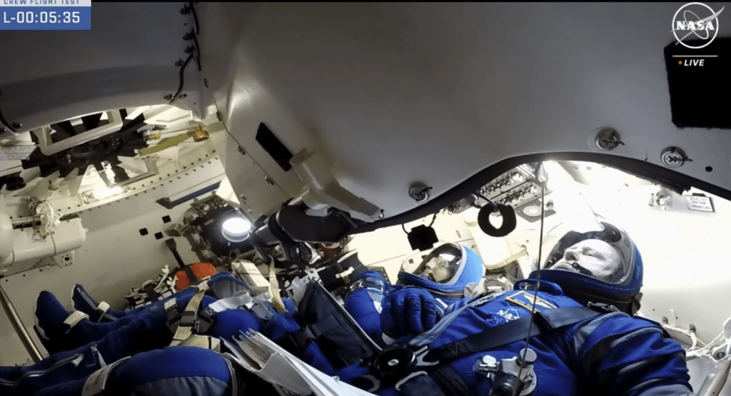2名太空人在太空船內情況。美聯社