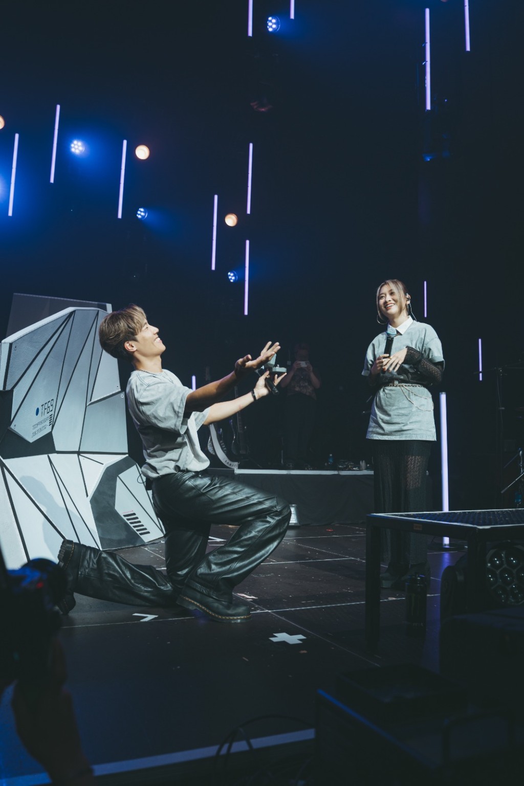 Encore環節Teddy向女友Lose Wing求婚，演唱會變成大型放閃現場！