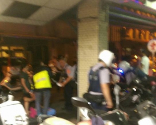 台灣宜蘭有半裸男子持刀斬人。網上圖片