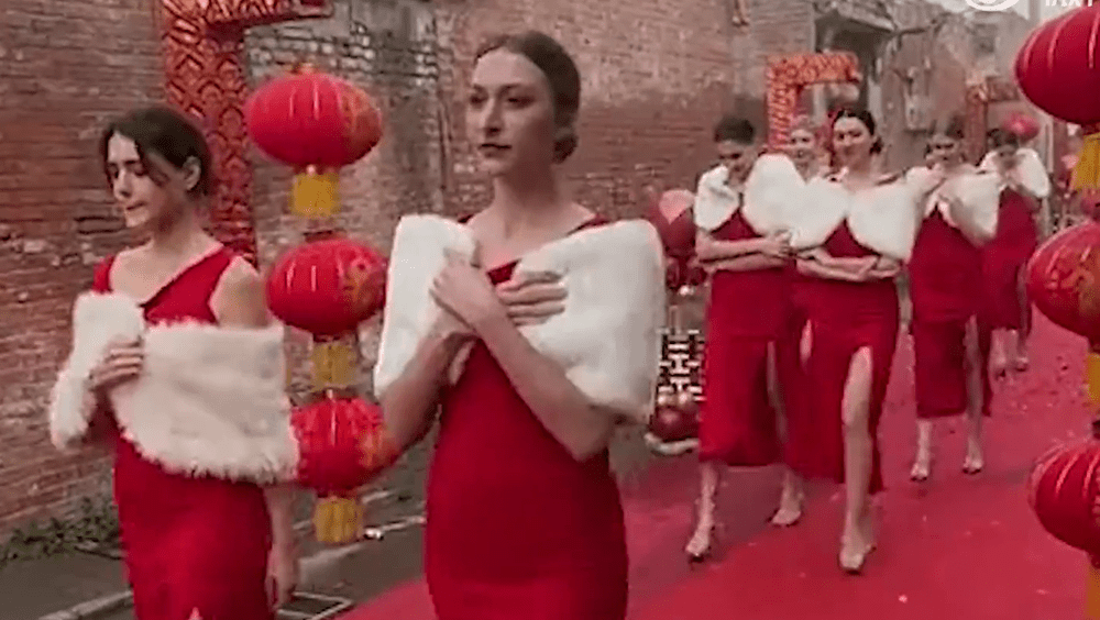 婚禮的烏克蘭伴娘團，驚艷出場的影片，引發網民關注。