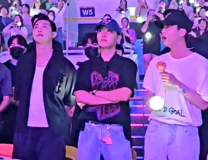 RM、J-HOPE及Jin现身演唱会哄动全场。