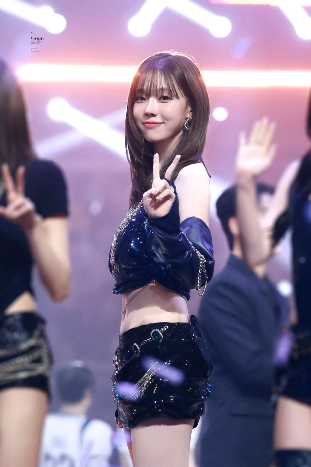 Winter演出時換上另一套衣服，並戴上手套。