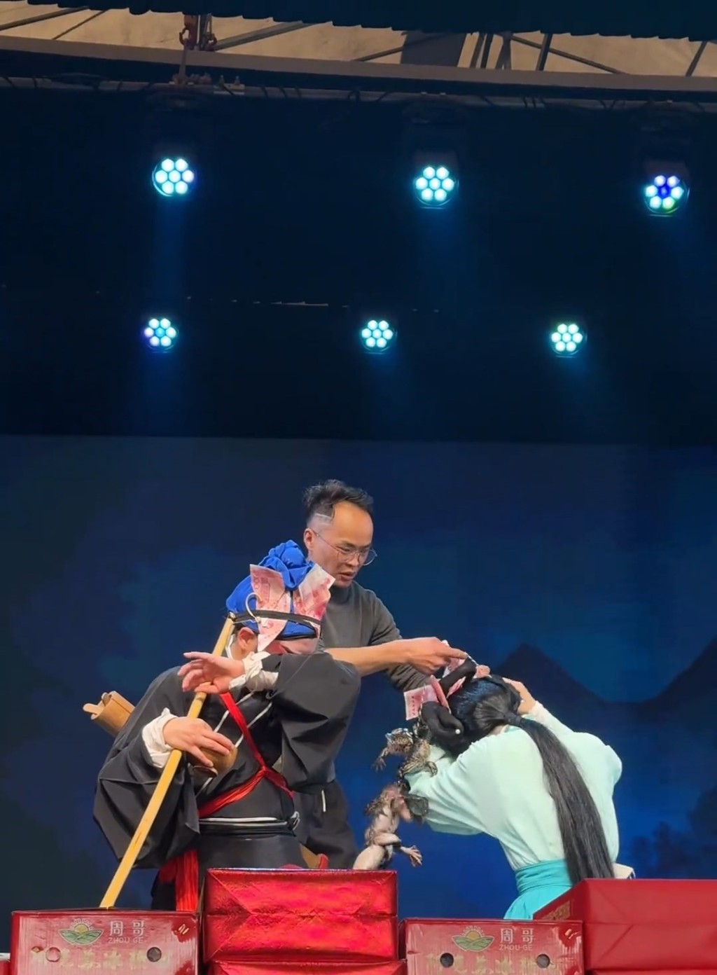 觀眾突然送上「牛蛙頸鍊」,嚇得男女演員不知所措。抖音@山海/愛了新疆 觀眾突然送上「牛蛙頸鍊」,嚇得男女演員不知所措。抖音@山海/愛了新疆