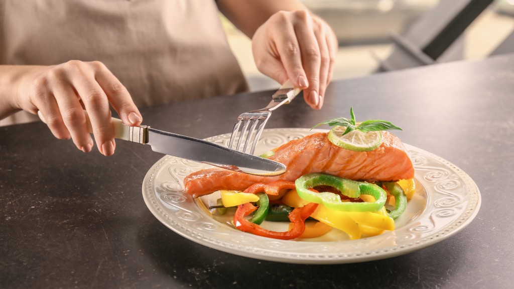 防眼睛老化不止吃魚！醫生推薦6大護眼食物 必喝2種飲品紓緩眼部疲勞