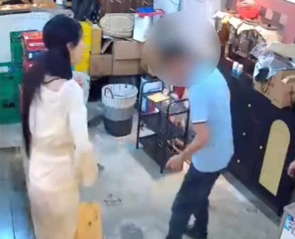 男子在火鍋店突搭老闆娘香肩。百姓關注