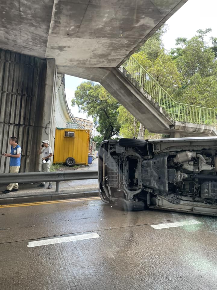 貨車翻側橫亘路面。網上圖片