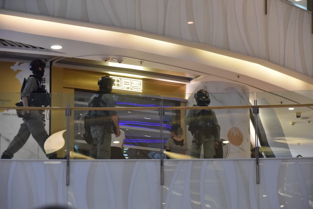 防暴警察驅散商場內的人。