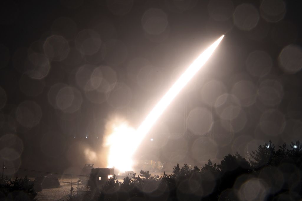 南韩军队及驻韩美军5日凌晨对东部海域发射4枚陆军战术弹道飞弹。AP