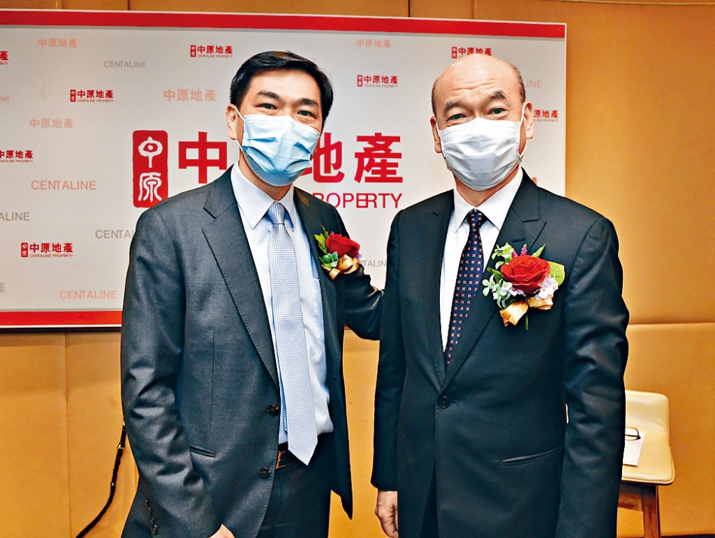 會德豐黃光耀(左)表示,季內推出藍田茜發道1期。旁為中原陳永傑。