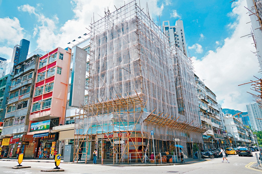 九龍城衙前圍道的市區重建項目已展開，多棟舊樓搭起竹棚，待稍後清拆。