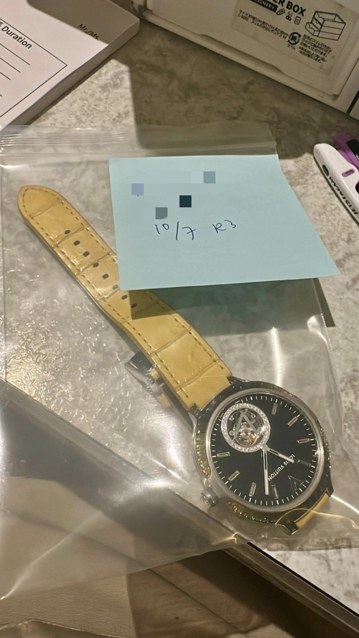 失錶錶面鑲有寶石,印有「Louis Vuitton」字眼。受訪者提供 失錶錶面鑲有寶石,印有「Louis Vuitton」字眼。受訪者提供