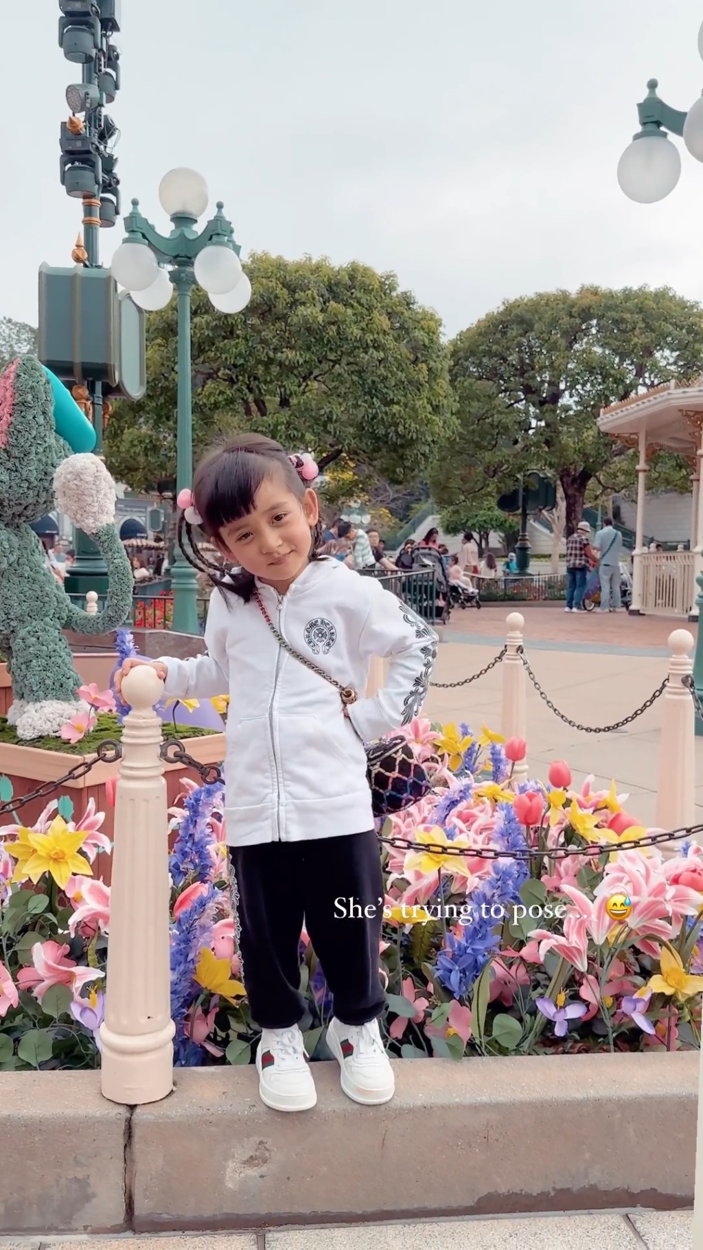 陈雪铃3岁的囡囡已经全身名牌，粗略估计一身打扮总值约4万元。
