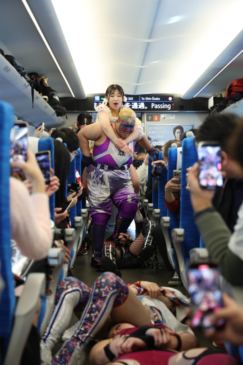 「東京女子職業摔角」破天荒於新幹線列車車廂舉辦賽事。（X@tjpw2013）