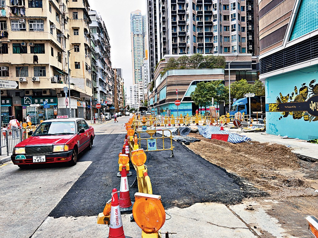 當局派員連日搶修海壇街路陷地段,及至前晚已重開快線。