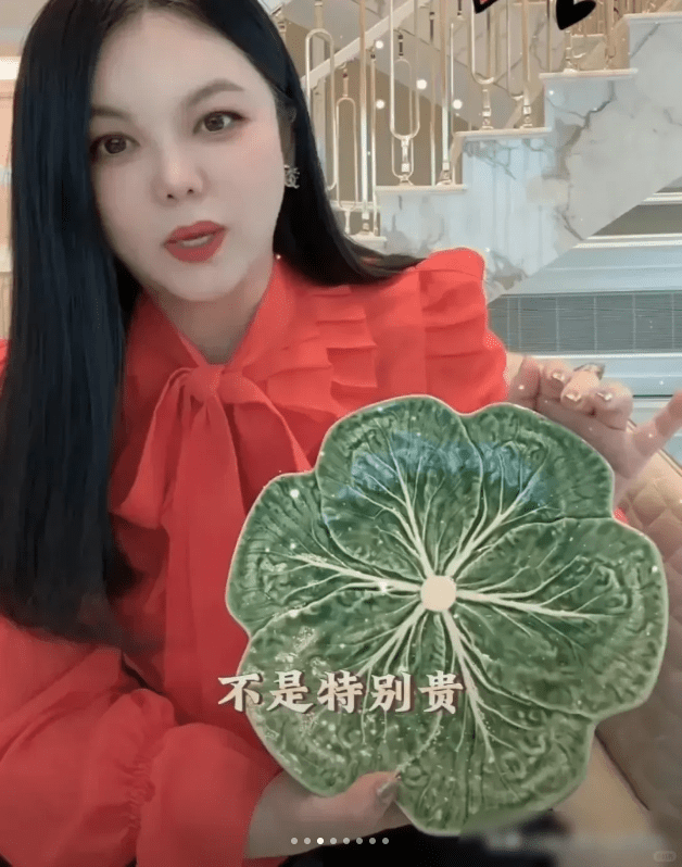 李湘指這個像大白菜的盤子，女兒非常喜歡。