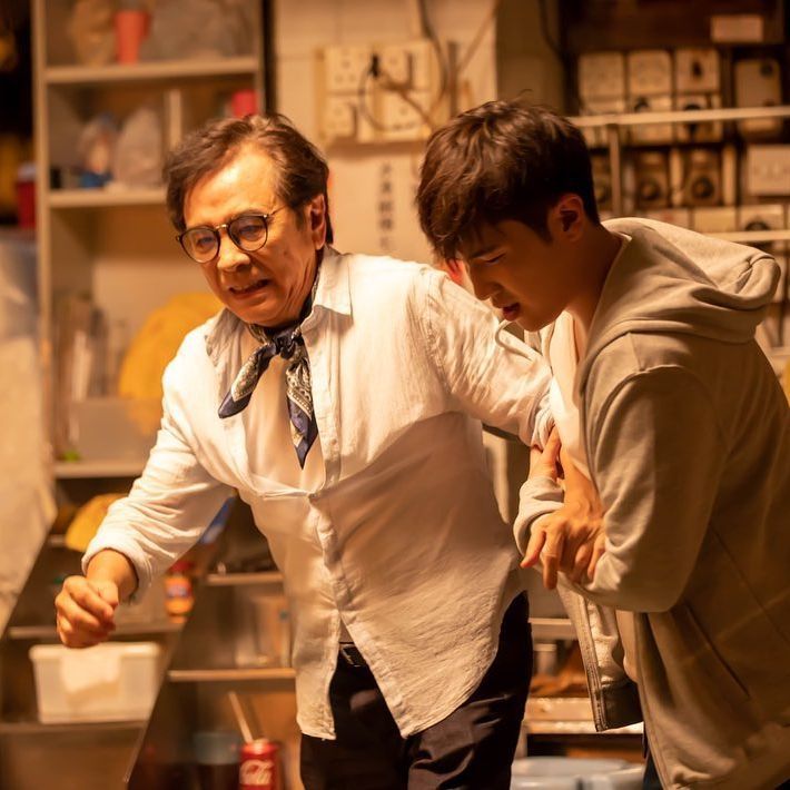 姜卓文（右）與爸爸姜大衛曾合拍《離不開的牛雜麵》。