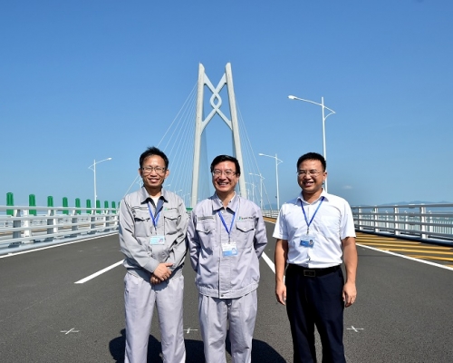 港珠澳大橋管理局副局長余烈（右）強調大橋工程期間均作監察評估，並諮詢專家意見。資料圖片
