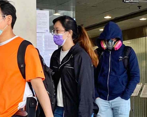 被告許佩怡(紫色口罩)。張旭珊攝