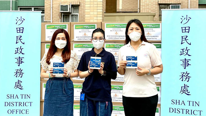 沙田民政事務處派發快速測試套裝作自願檢測。政府新聞處圖片