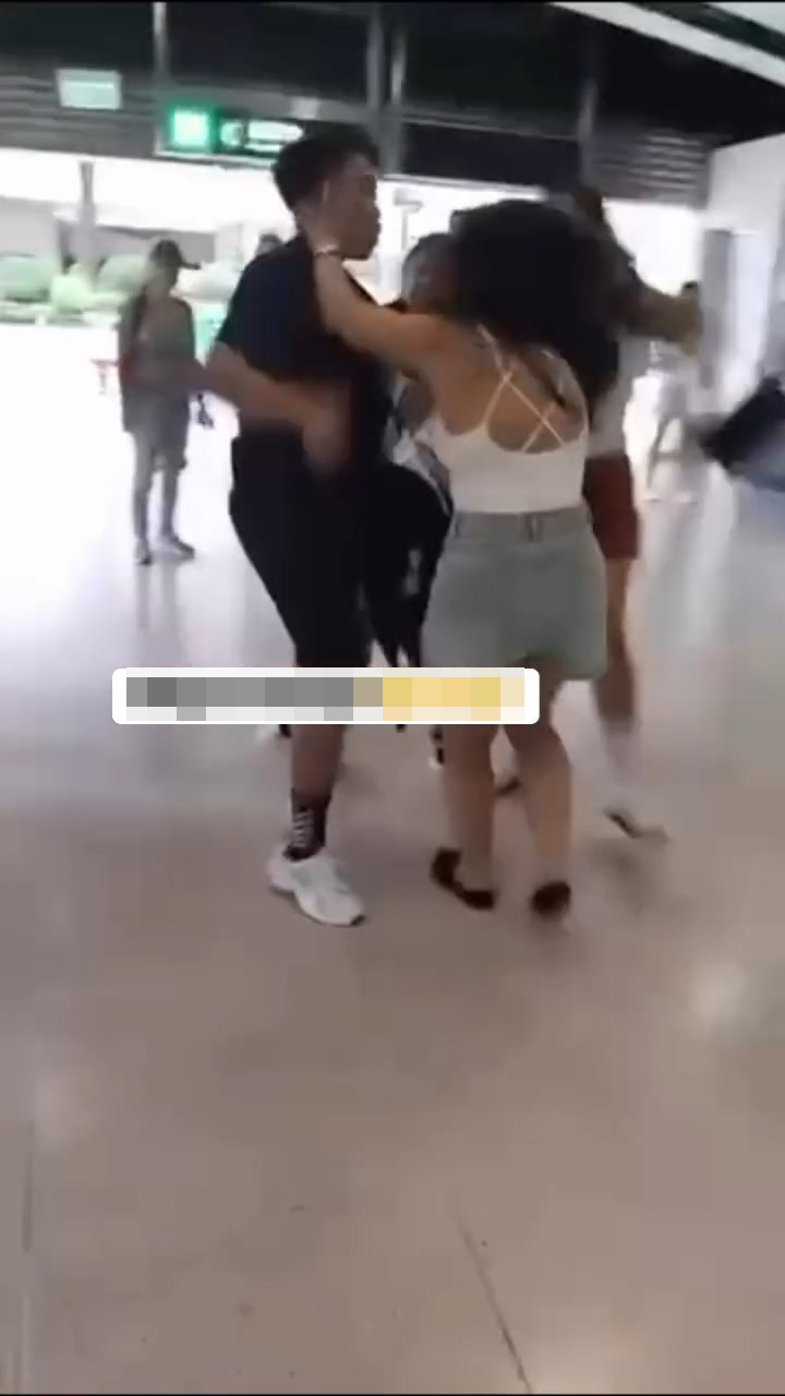 多名印尼女子於港鐵火炭站C出口附近拉扯。網上片段截圖