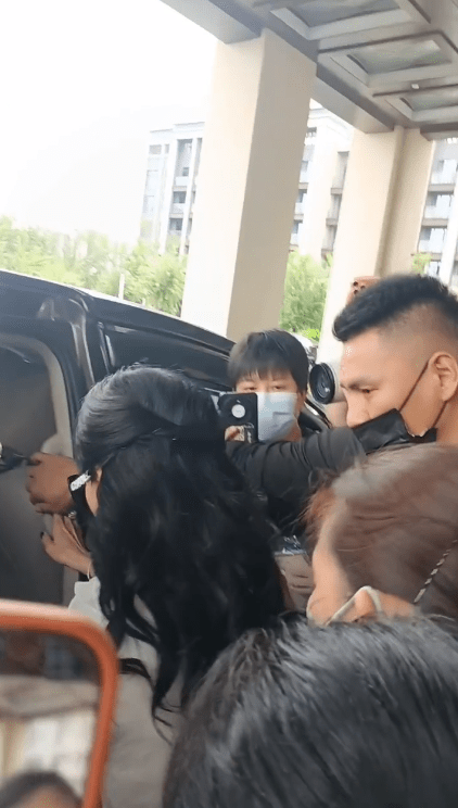 在工作人員與保安合力護送下，趙雅芝急步登上座駕離開。