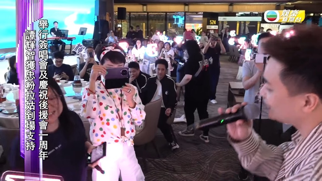 狄波拉親自為譚輝智一邊甜笑一邊舉機拍片，全程跟到實。