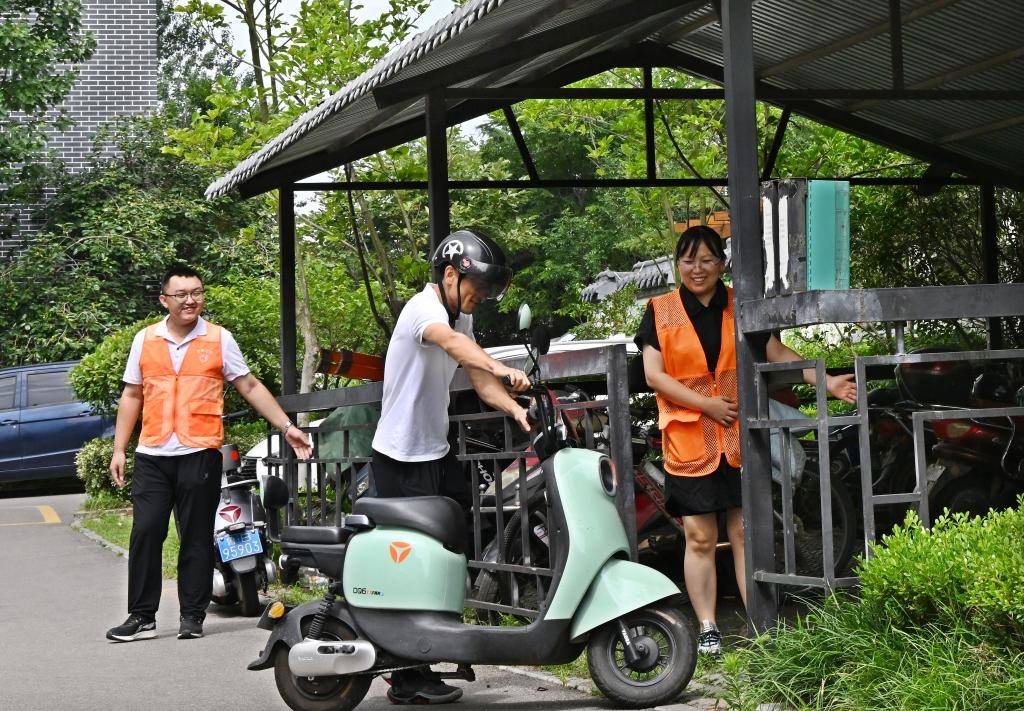 青島膠州市少海瀾山小區工作人員引導居民將電動單車停進集中充電點。新華社 青島膠州市少海瀾山小區工作人員引導居民將電動單車停進集中充電點。新華社