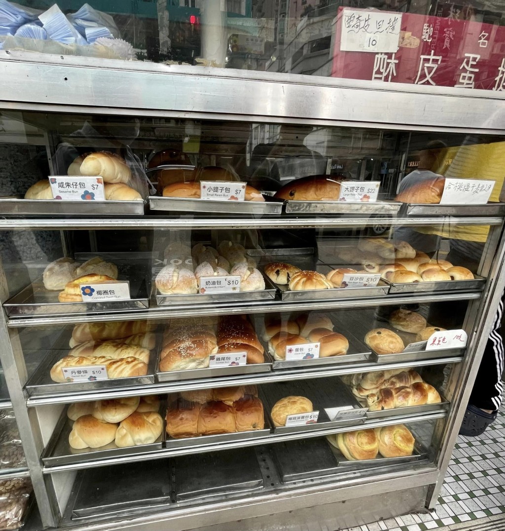 豪华饼店有多款糕饼驰名，亦是发哥发嫂至爱。(相片来源：FB专页「面包超人的美食游乐地图」、「港康刘影」、「Being Hong Kong」、「郑泳舜 Vincent Cheng」、「烘焙•爱丽斯」)