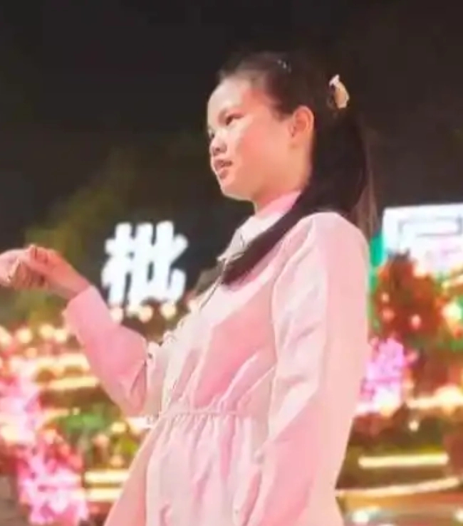 胡心瑶是“鹿灵瑶病友之家”创始人，长期患血管炎，同时为写作者及公益志愿者。