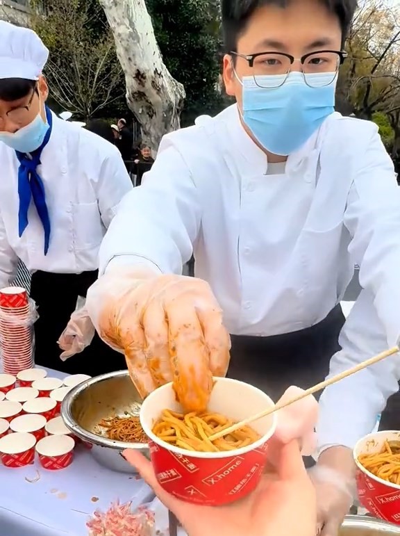 武汉马拉松变成美食嘉年华。抖音@酱油圆圆