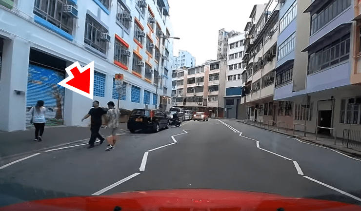 鐵騎士落車怒罵男途人。fb：香港鐵騎館(吹水區）