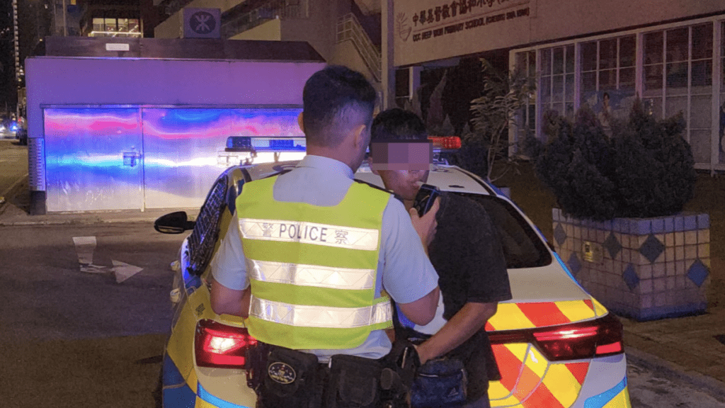 私家車男司機在現場未能通過酒精測試，拒絕送院治理。黎志偉攝